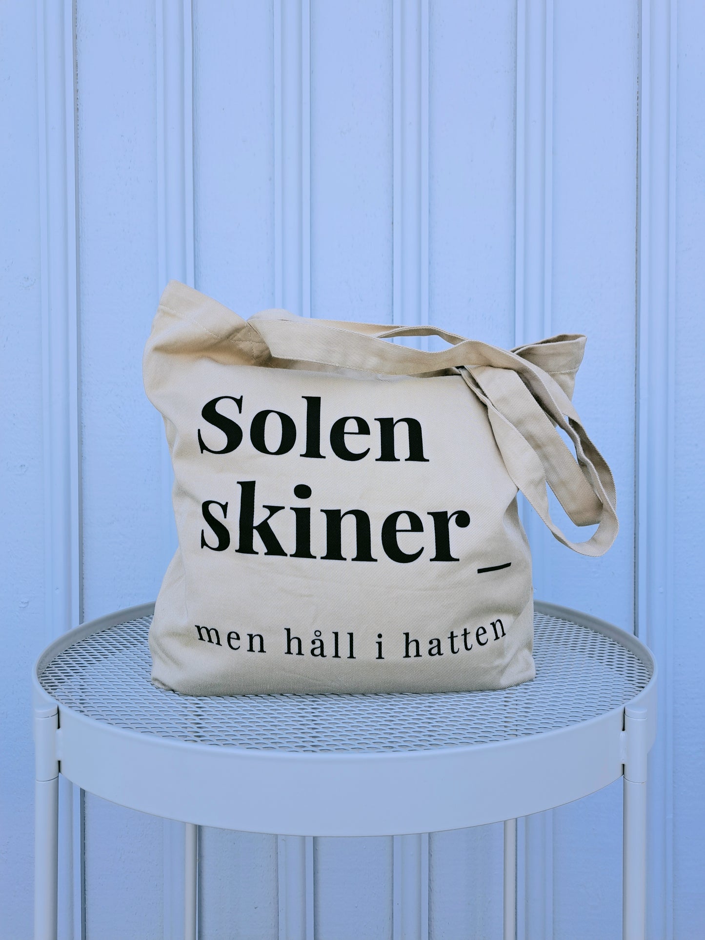 Solen skiner_ men håll i hatten