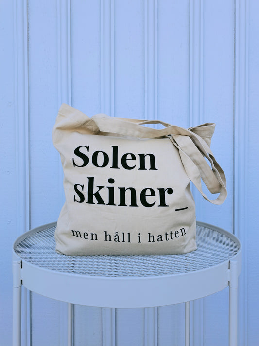 Solen skiner_ men håll i hatten