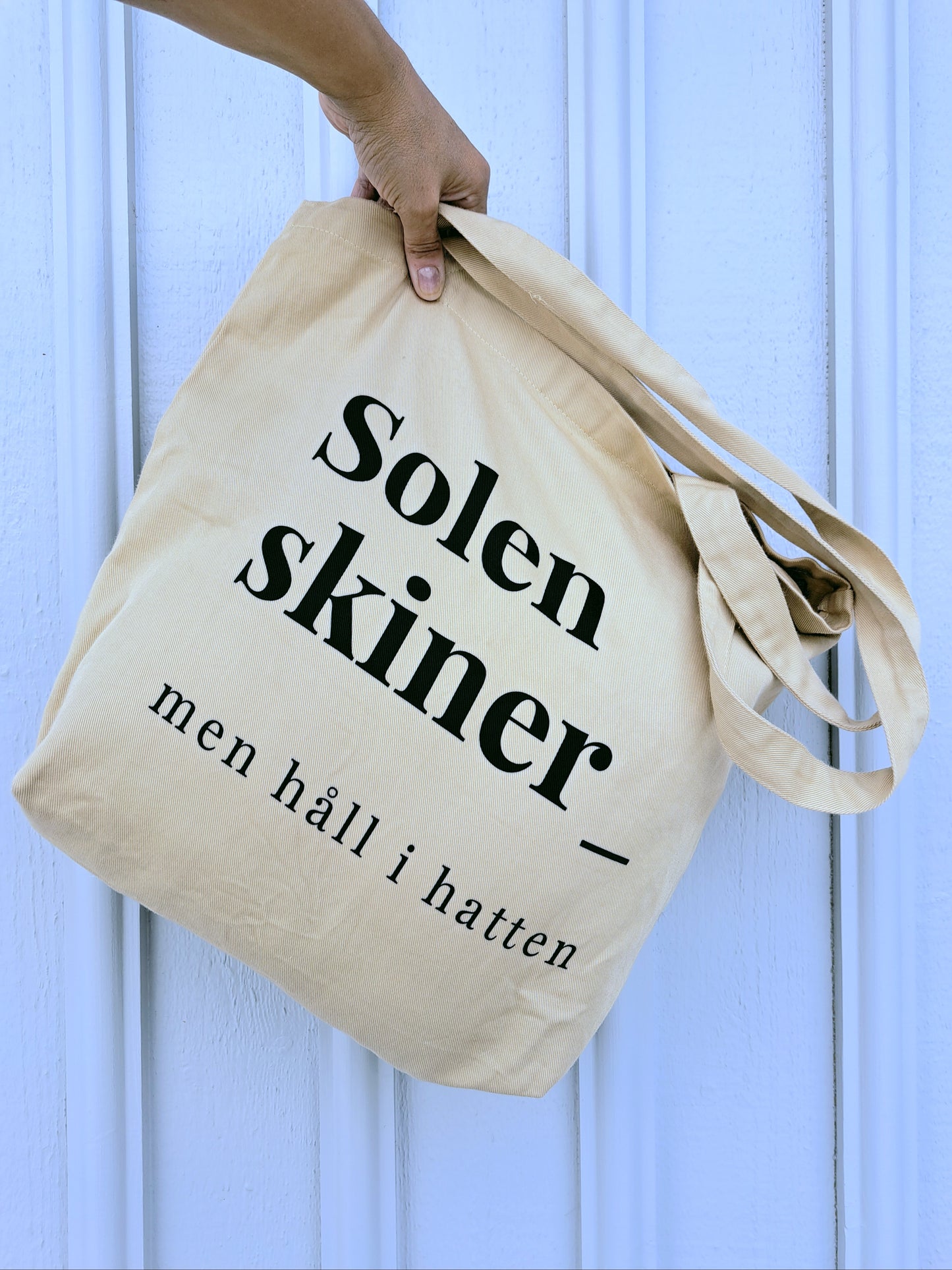 Solen skiner_ men håll i hatten